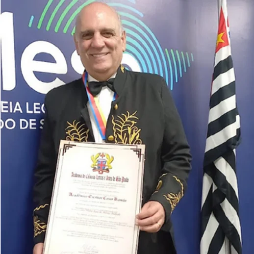 Escritor Cesar Romão recebe o Título da ACLASP